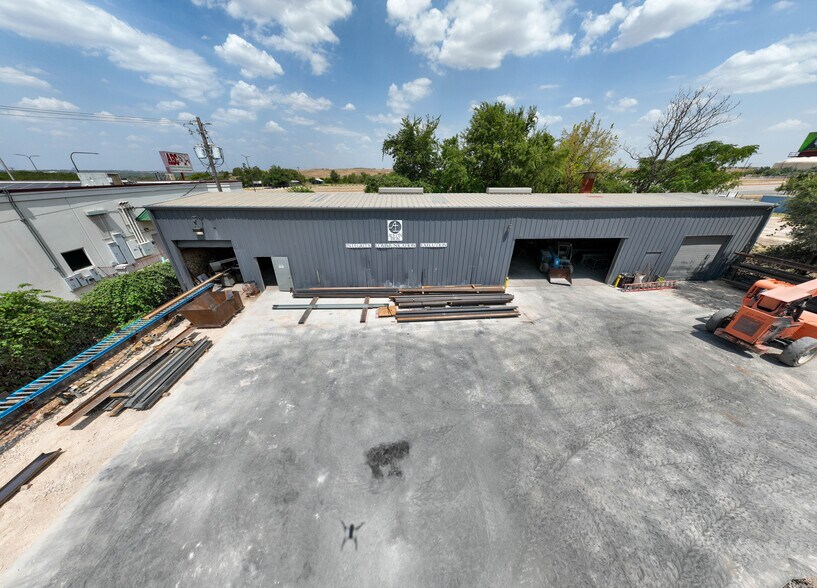 More Photos Of 9606 Old Manor Rd, Austin Warehouse For Sale