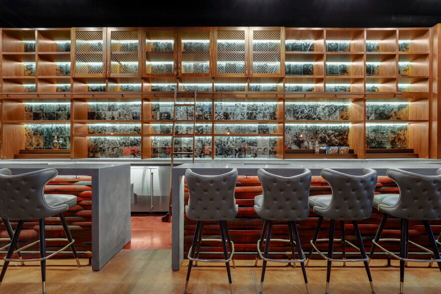 More Photos Of 819 N California Ave, Chicago Bar For Sale