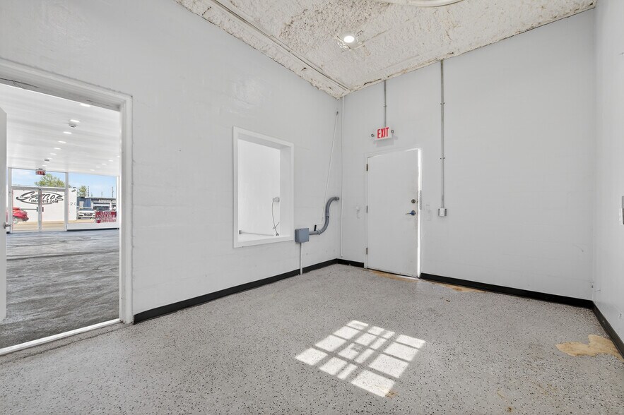 More Photos Of 517-519 W International Speedway Blvd, Daytona Beach Freestanding For Sale