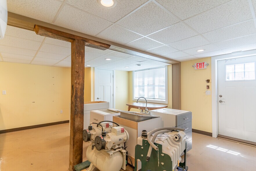 More Photos Of 24 Mill St, Naples Office For Sale