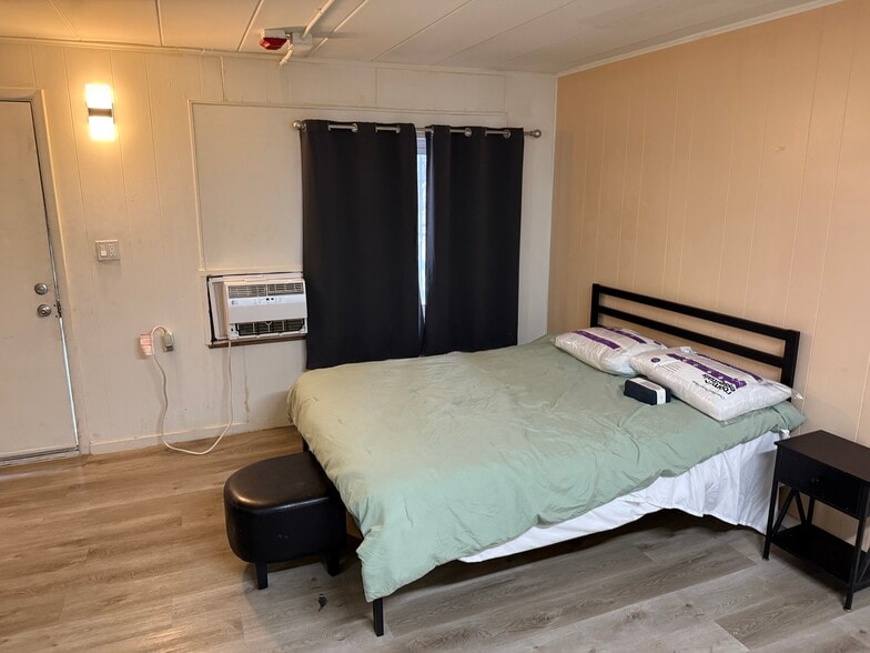 More Photos Of 111 W 12 Mile Rd, Royal Oak Hotel For Sale