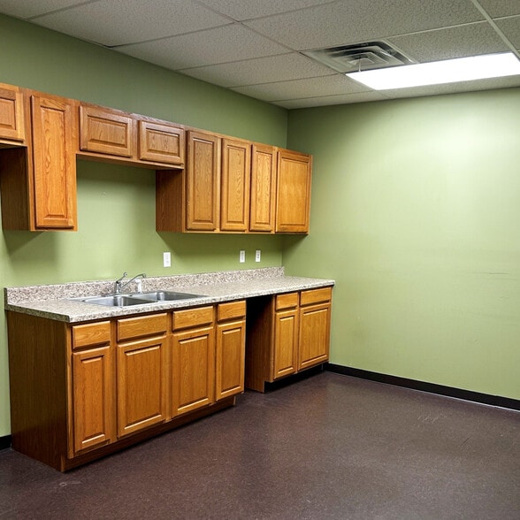 More Photos Of 650 S Cherokee St, Catoosa Medical For Lease