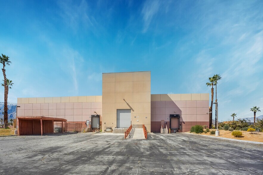 More Photos Of 750 N Gene Autry Trl, Palm Springs Showroom For Sale