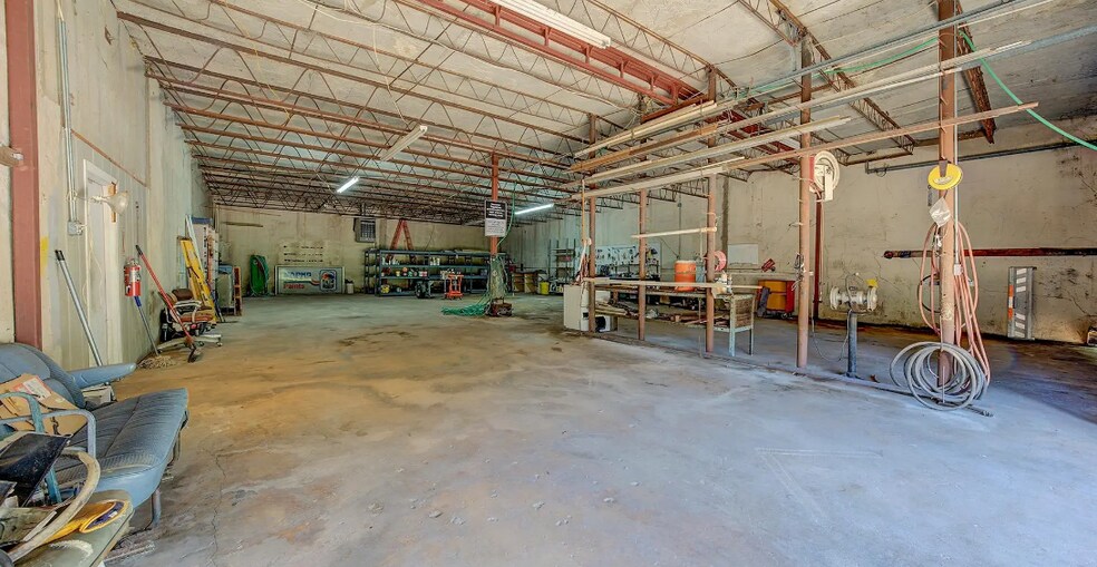 More Photos Of 1605 E Avenue A, Hooks Warehouse For Sale