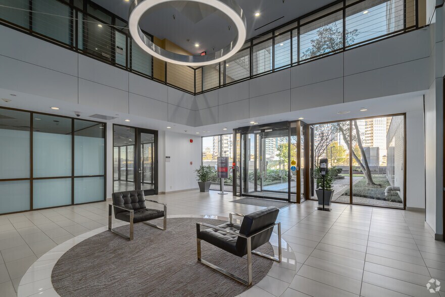 More Photos Of 11767 Katy Fwy, Houston Office For Lease