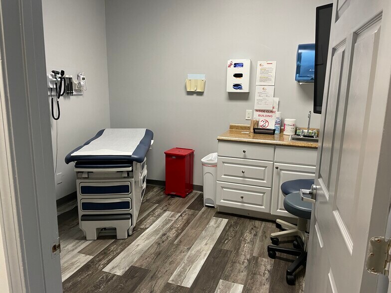 More Photos Of 106 Shoppers Way, Brunswick Unknown For Lease