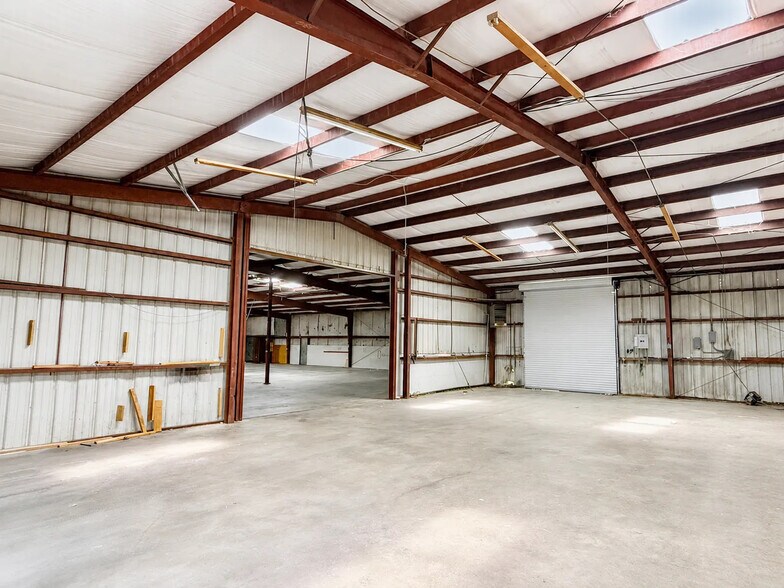 More Photos Of 1916 S Philippe Ave, Gonzales Showroom For Lease