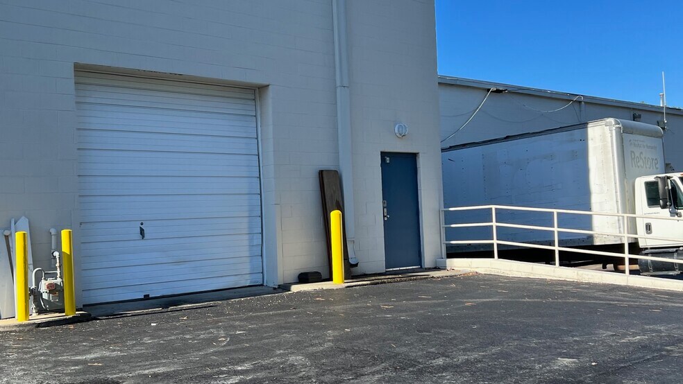 More Photos Of 201-255 E German School Rd, Richmond Flex For Lease