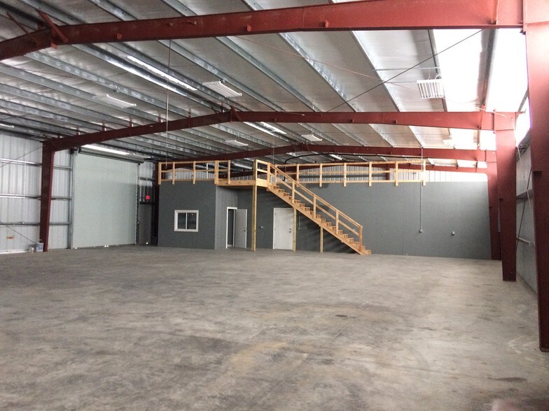 More Photos Of 4900 Bourque Rd, Nederland Warehouse For Lease
