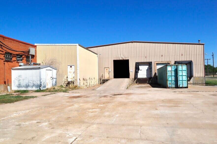 More Photos Of 912 N Beverly Dr, Wichita Falls Warehouse For Lease
