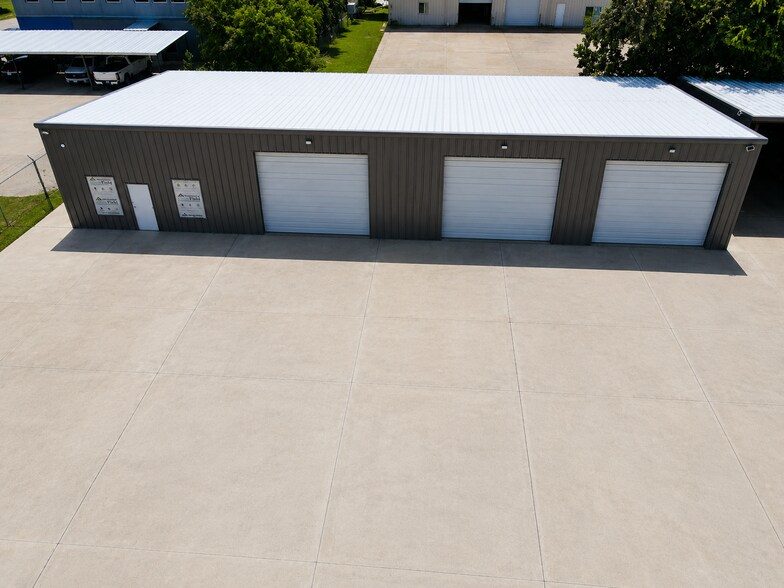 More Photos Of 17130 Groeschke Rd, Houston Warehouse For Lease