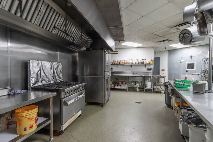 More Photos Of 190 Crossroads Dr, Plover Restaurant For Lease