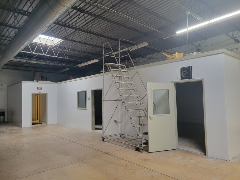More Photos Of 290 Telser Rd, Lake Zurich Warehouse For Lease