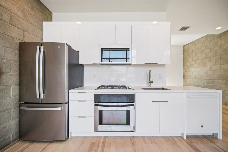 More Photos Of 717 N Highland Ave, Los Angeles Flex For Sale