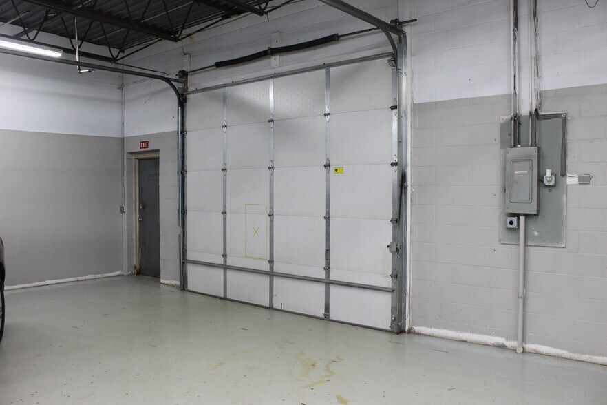 More Photos Of 6820-6848 Washington Ave S, Eden Prairie Showroom For Lease