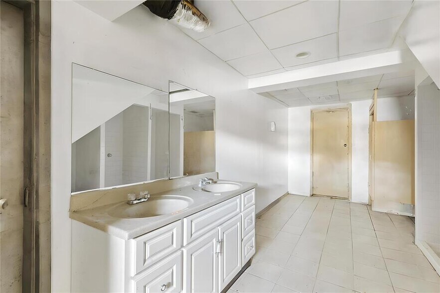 More Photos Of 123 Lake Dr, Lake Peekskill Storefront For Sale