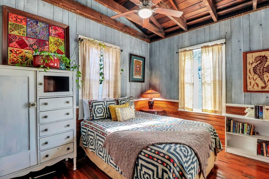 More Photos Of 8 E 41st St, Savannah Storefront Retail Residential For Sale