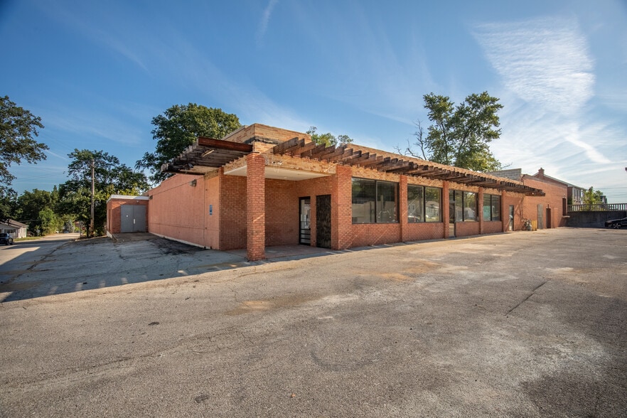 More Photos Of 10041 Lackland Rd, Overland Freestanding For Sale