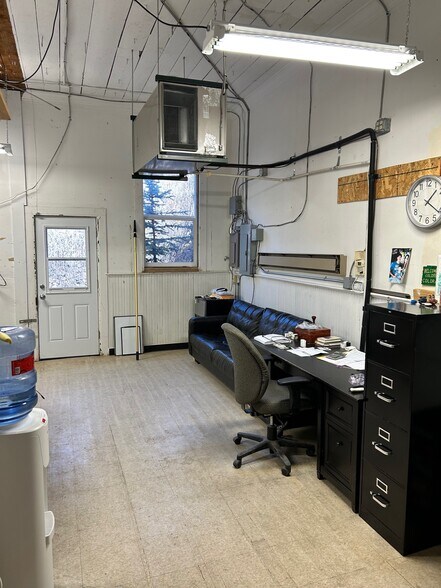 More Photos Of 13 E Park Ave, Empire General Retail For Lease