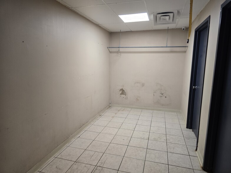 More Photos Of 2405 W Ardmore Ave, Chicago Industrial For Sale