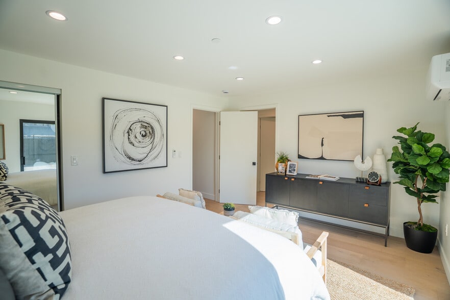 More Photos Of 528 Westminster Ave, Venice Apartments For Sale