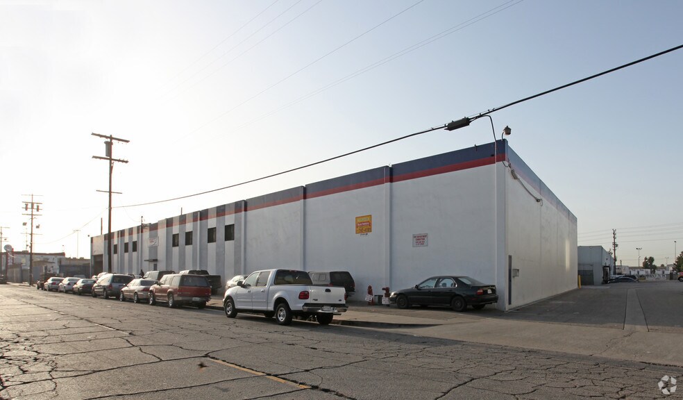 More Photos Of 2050 E 15th St, Los Angeles Warehouse For Lease