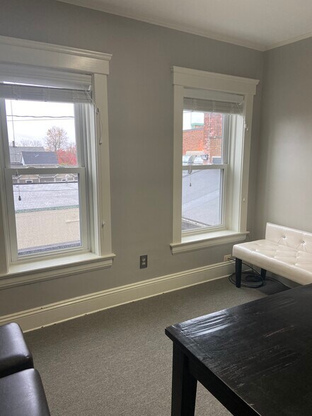 More Photos Of 101 Public Sq, Medina Storefront For Lease
