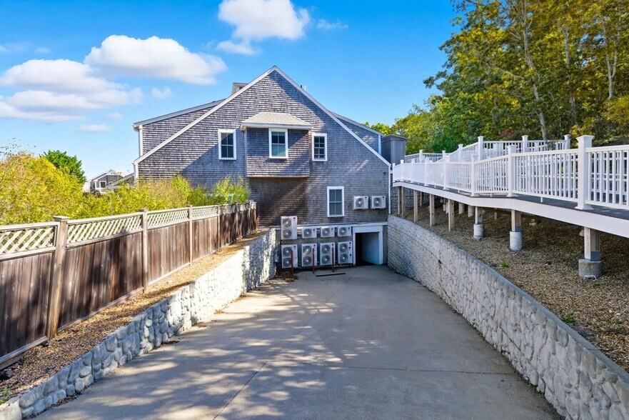 More Photos Of 1 Mariners Lndg, Edgartown Office For Sale
