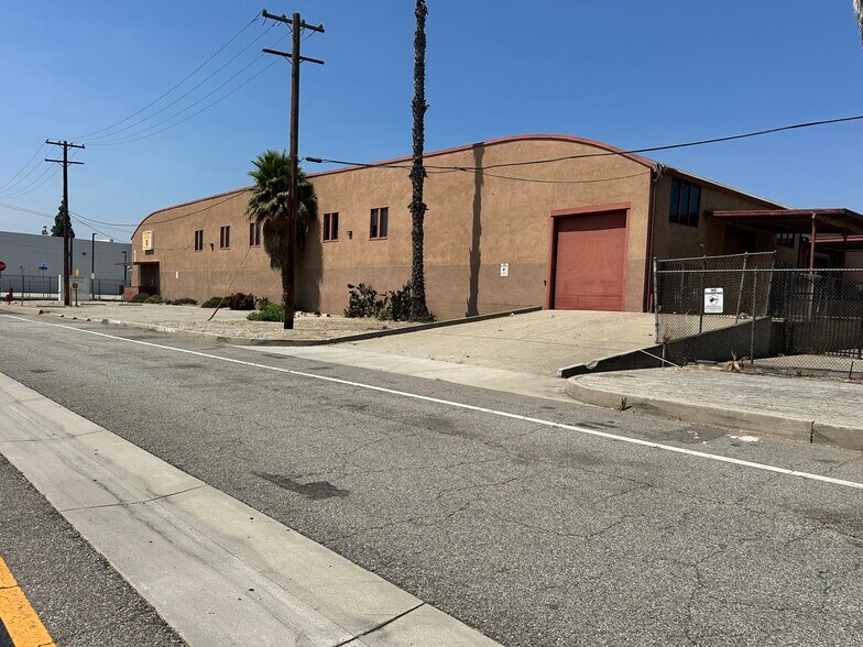 More Photos Of 5600 Rickenbacker Rd, Bell Warehouse For Lease