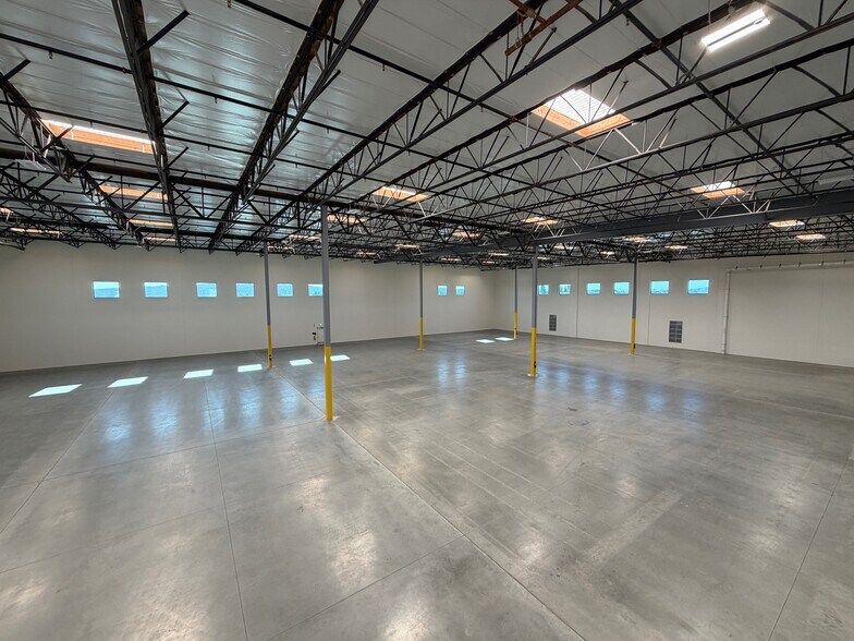 More Photos Of 16320 Raymer St, Van Nuys Warehouse For Lease