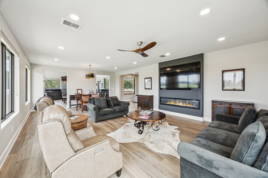 More Photos Of 863 Vz County 1508 rd, Van Airplane Hangar For Sale