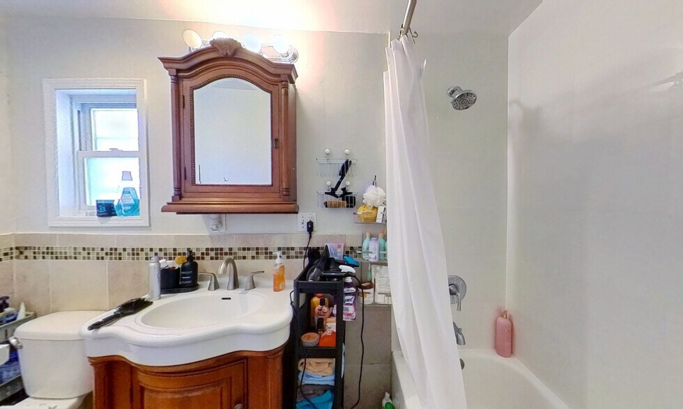 More Photos Of 71 Honiss St, Belleville Apartments For Sale