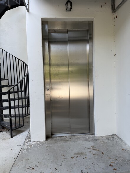 More Photos Of 1301 N Beverly Dr, Beverly Hills Specialty For Sale