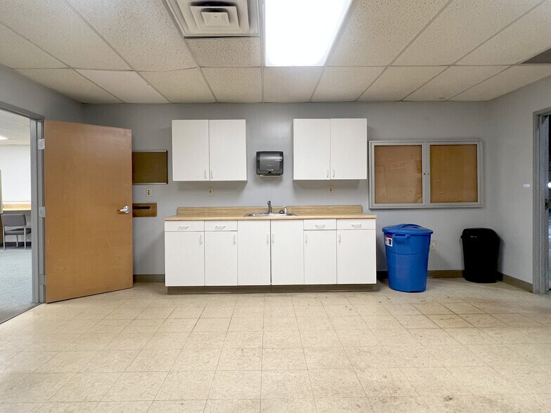 More Photos Of 7171 W Ridge Rd, Fairview Warehouse For Lease