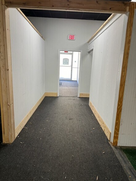 More Photos Of 133 S Hill St, Griffin Storefront Retail Office For Lease