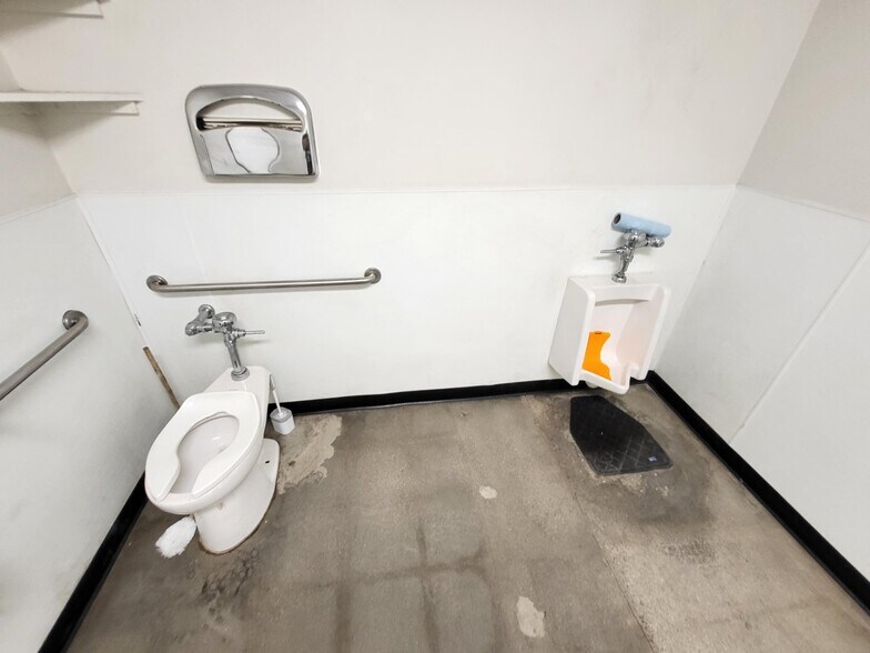 More Photos Of 3326 Ponderosa Way, Las Vegas Warehouse For Lease
