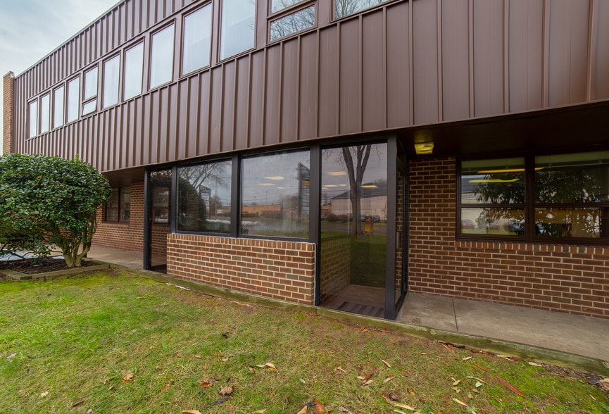 More Photos Of 1300 Industrial Blvd, Southampton Light Distribution For Sale