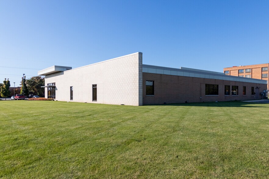 More Photos Of 5400 N 118th Ct, Milwaukee Showroom For Sale