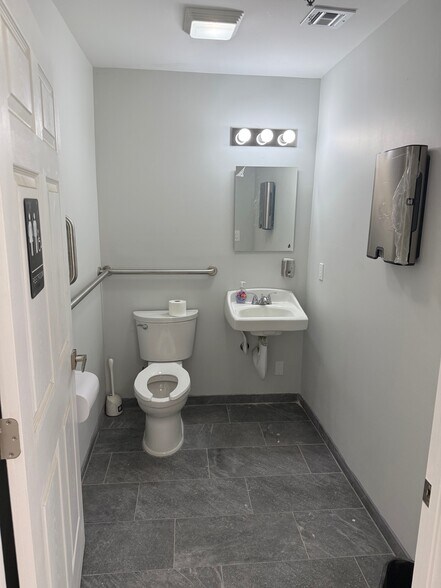 More Photos Of 419-437 Hawkins Ave, Ronkonkoma Storefront For Lease