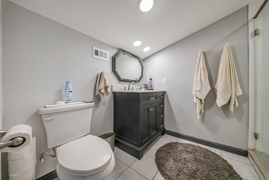 More Photos Of 7817 Hillmont St, Houston Flex For Lease