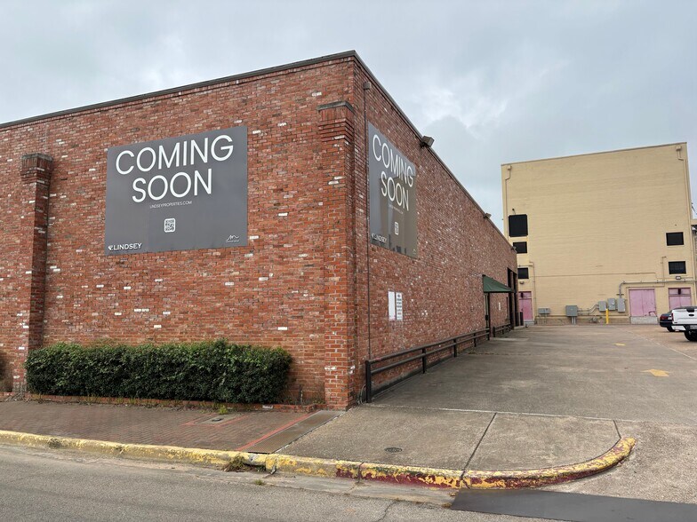 More Photos Of 201 N Pacific St, Conroe Freestanding For Lease