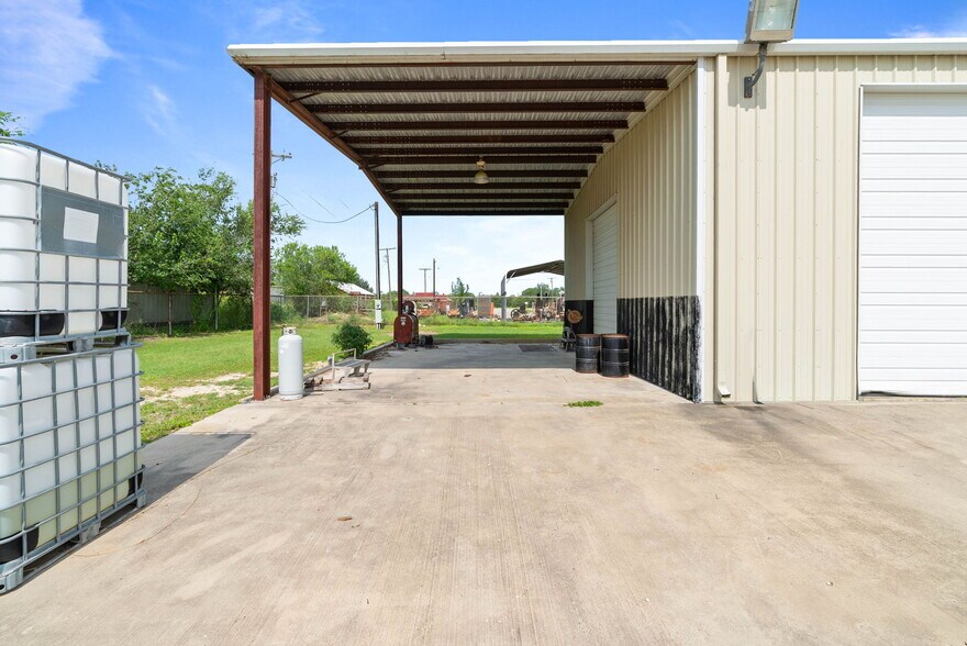 More Photos Of 2404 N US Highway 281, Alice Flex For Lease