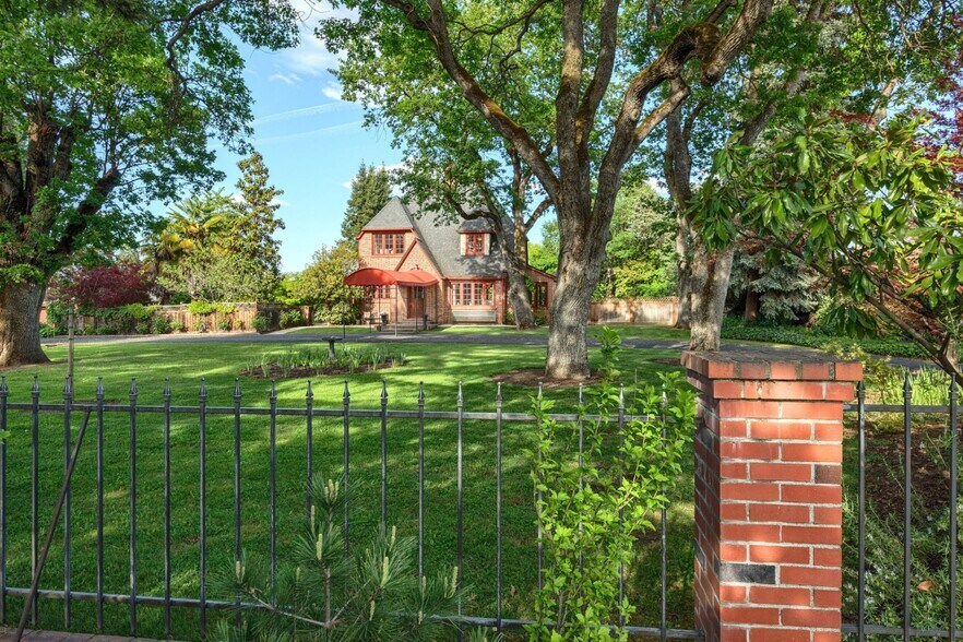 Primary Photo Of 2336 Table Rock Rd, Medford Freestanding For Sale