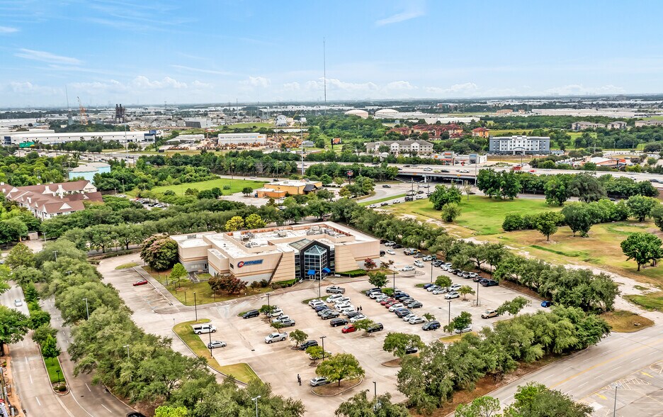 More Photos Of 7300 W Greens Rd, Houston Health Club For Sale