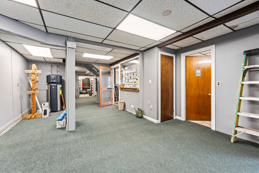 More Photos Of 680 Maine Ave, Farmingdale Storefront Retail Office For Lease