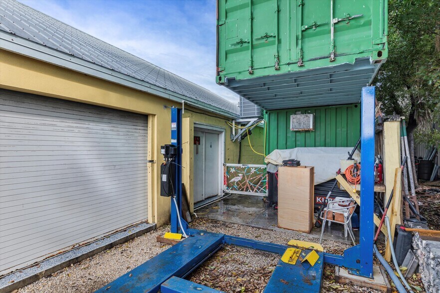 More Photos Of 10699 Aviation Blvd, Marathon General Retail For Sale
