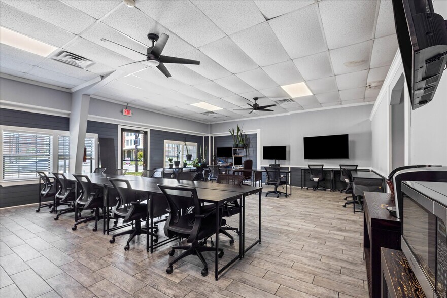 More Photos Of 902 51st St, Galveston Light Manufacturing For Sale