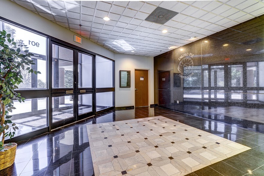 More Photos Of 901 Moorefield Park Dr, Richmond Office For Lease