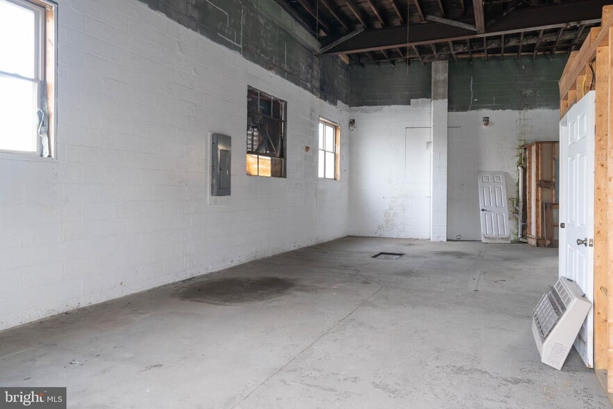 More Photos Of 112 Park Ave, Milford Flex For Sale