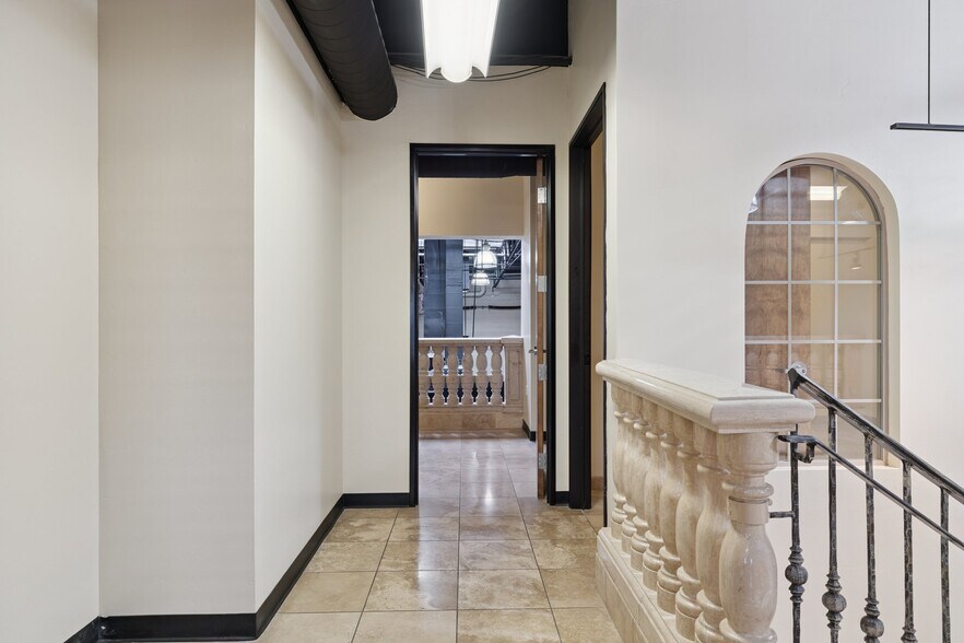 More Photos Of 9096 E Bahia Dr, Scottsdale Showroom For Sale